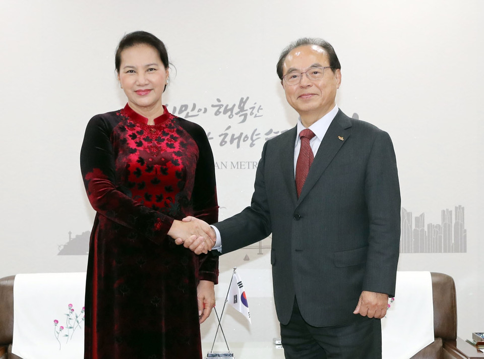 越南国会主席阮氏金银当地时间4日下午会见了韩国釜山市市长吴巨敦（Oh Keo-don）。越通社记者 仲德 摄