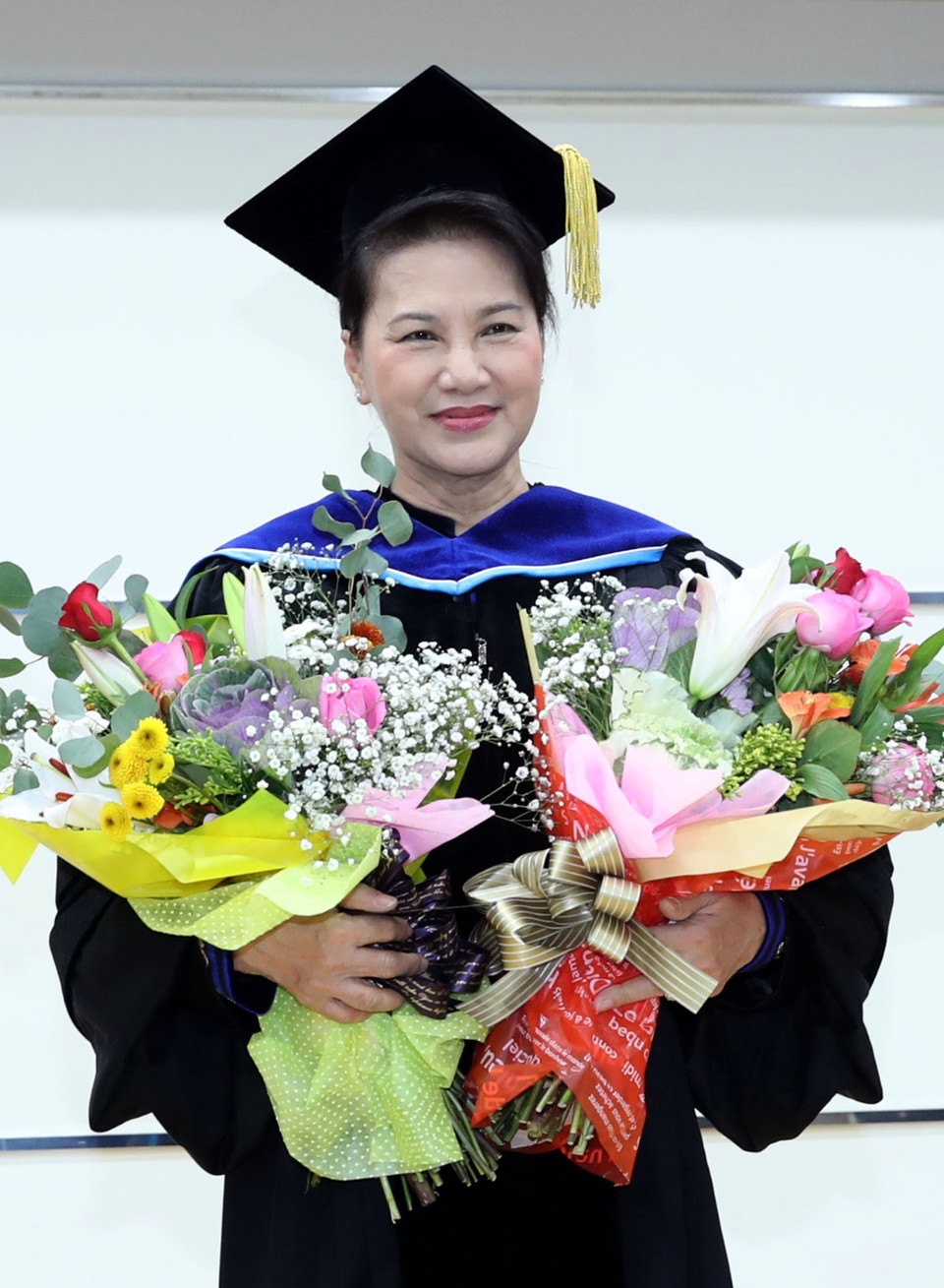 越南国会主席阮氏金银领取韩国釜庆国立大学名誉博士学位证书。越通社记者 仲德 摄