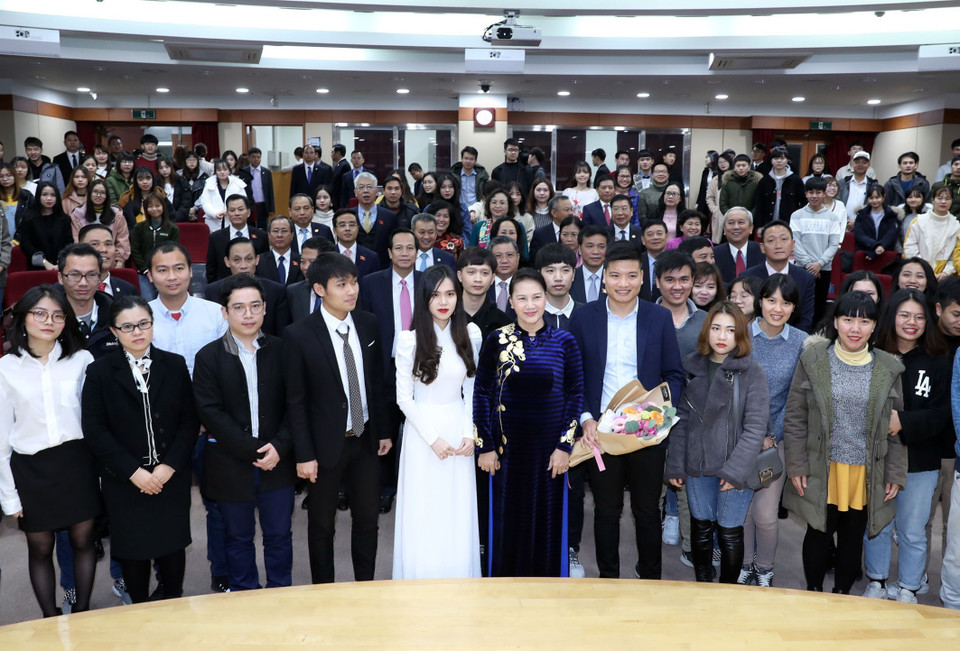 阮氏金银与韩国釜庆国立大学越南留学生合影留念。越通社记者 仲德 摄