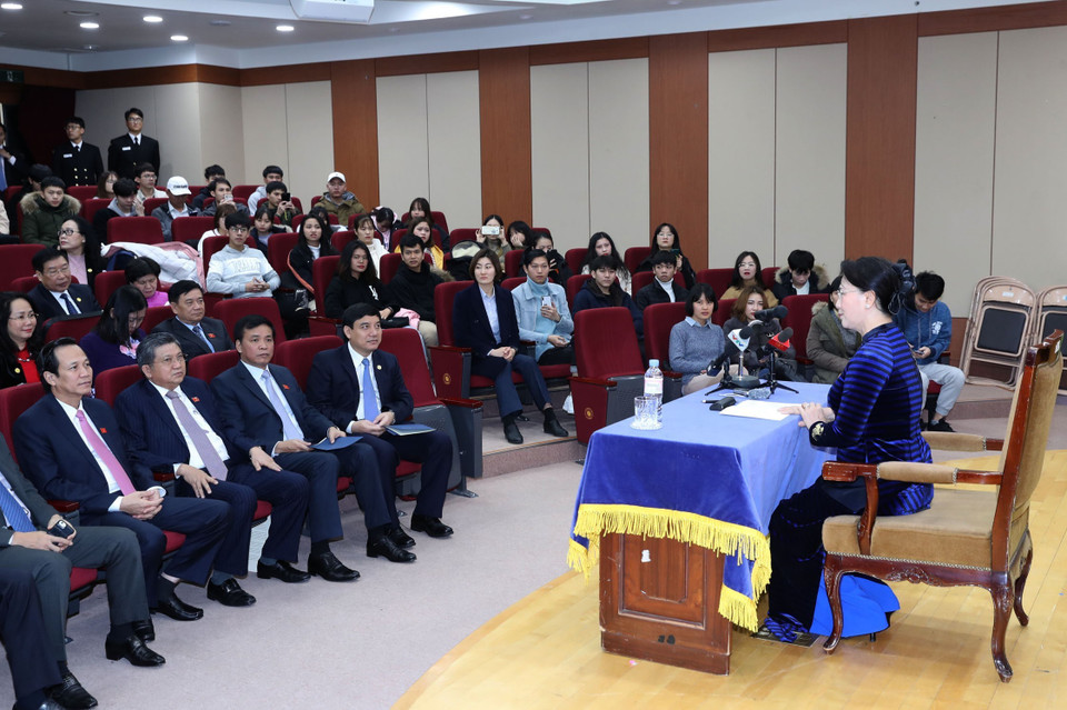 阮氏金银与韩国釜庆国立大学越南留学生会面交流。越通社记者 仲德 摄