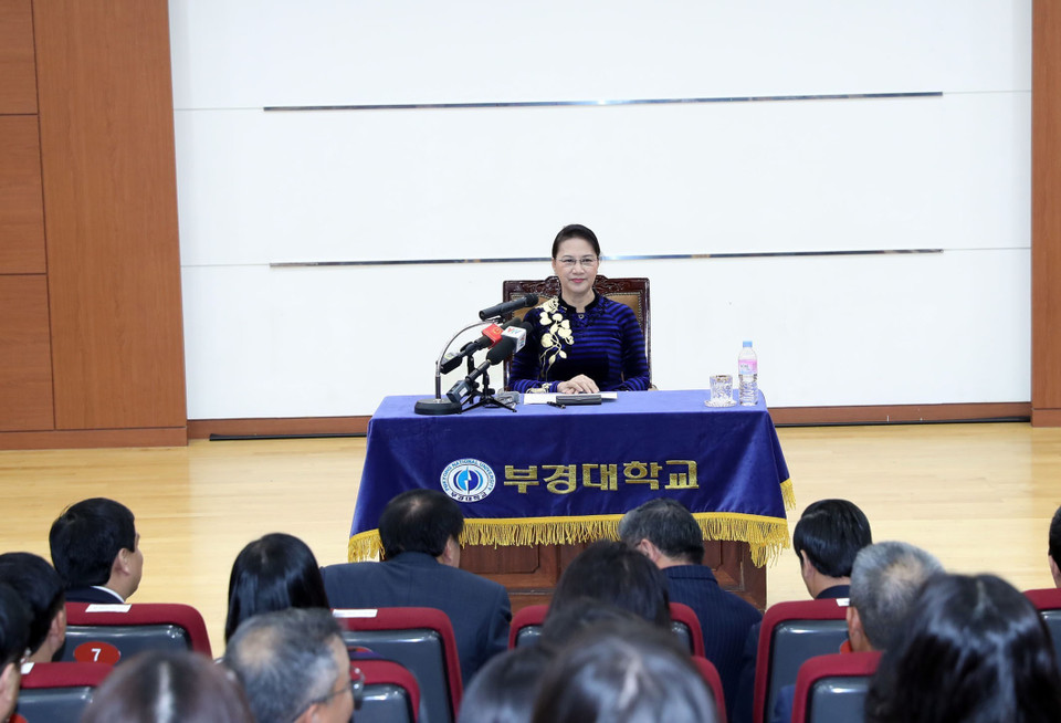 阮氏金银与韩国釜庆国立大学越南留学生会面交流。越通社记者 仲德 摄