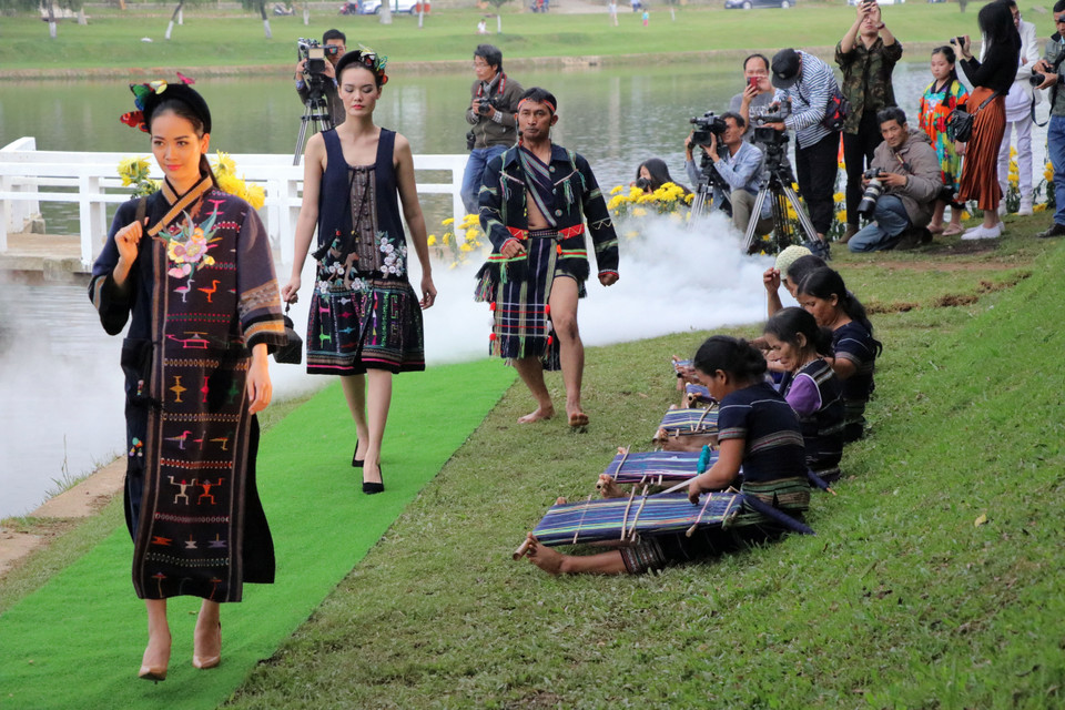 该时装秀展现土锦之美。图自越通社