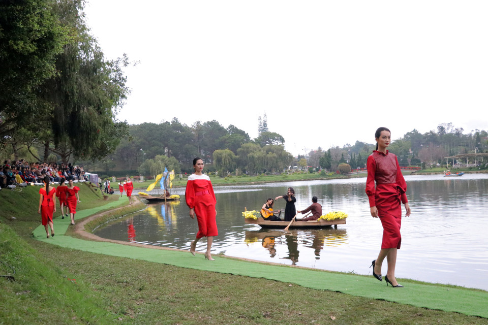模特上演宝禄丝绸和林同土锦时装秀。图自越通社
