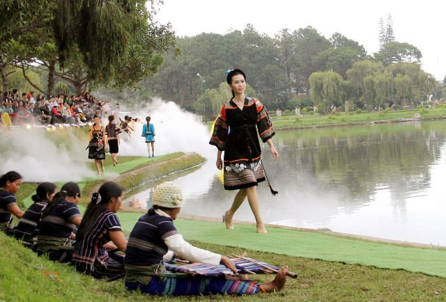 该时装秀在春香湖边举行。图自互联网