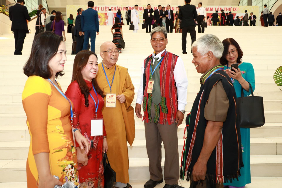 为期三天的大会吸引1300名代表参加，其中正式代表999名。图自越通社