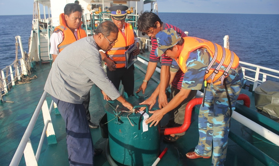 在合作共谋发展方面，越南随时愿意在1982年《联合国海洋法公约》的规定以及2030联合国议程关于保护和可持续利用海洋和海洋资源的第14号可持续发展目标中各项指标基础上与各国商讨该问题。图中：海警第四区司令部402队拘留在西南部海域进行非法运油船。越通社记者 黄世英 摄