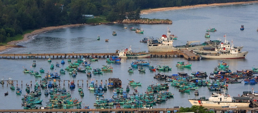 越南大力促进内涵不断深化、形式不断丰富的国际合作，以充分挖掘海洋潜力，妥善解决挑战，营造东海和平稳定环境。图中：船只停泊在坚江省富贵岛县安泰港。越通社记者 玉河 摄