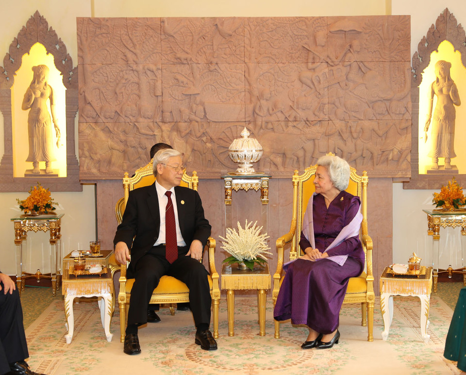 阮富仲总书记看望皇太后诺罗敦・莫尼列・西哈努克。越通社记者 智勇 摄