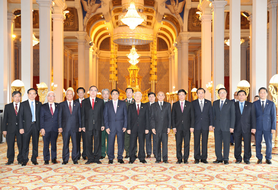 柬埔寨国王诺罗敦·西哈莫尼与阮富仲总书记和双方代表合影。越通社记者 智勇 摄