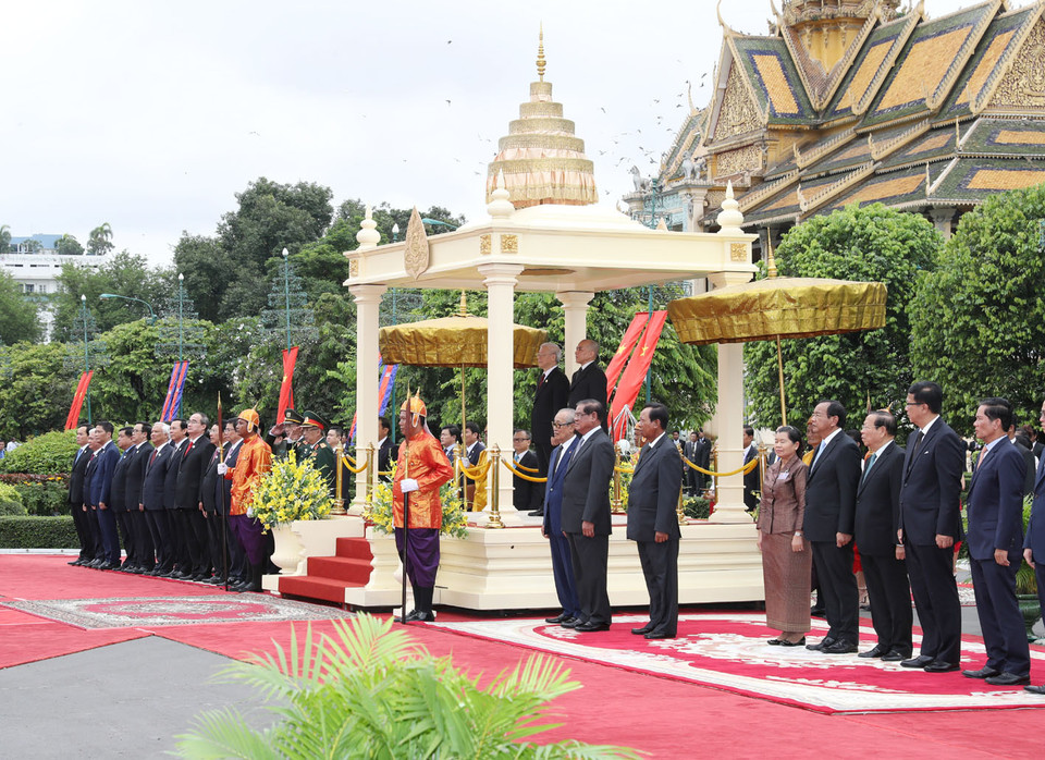 柬埔寨国王诺罗敦·西哈莫尼举行隆重仪式，欢迎阮富仲访柬。越通社记者 智勇 摄