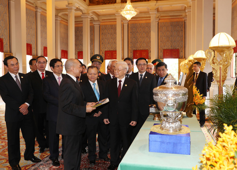 柬埔寨国王诺罗敦·西哈莫尼与阮富仲总书记互相介绍并互赠国礼。越通社记者 智勇 摄