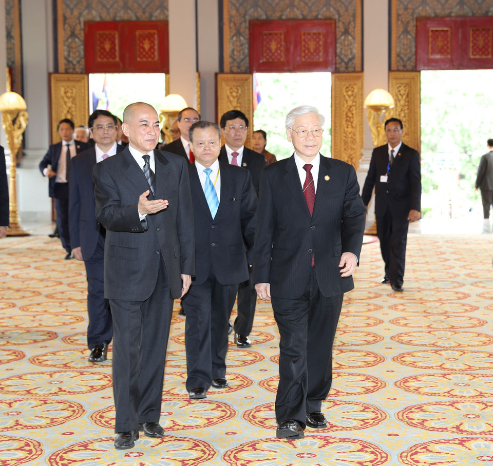 柬埔寨国王诺罗敦·西哈莫尼举行隆重仪式，欢迎阮富仲访柬。越通社记者 智勇 摄