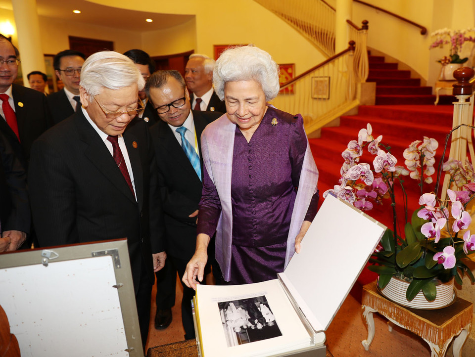 阮富仲总书记与皇太后诺罗敦・莫尼列・西哈努克互相介绍并互赠礼物。越通社记者 智勇 摄