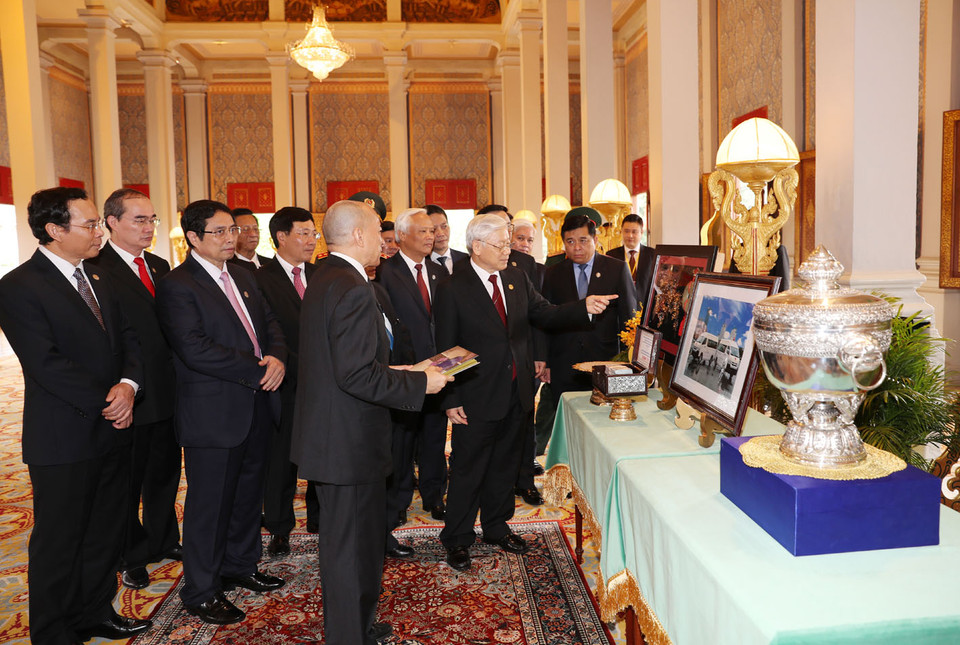 柬埔寨国王诺罗敦·西哈莫尼与阮富仲总书记互相介绍并互赠国礼。越通社记者 智勇 摄