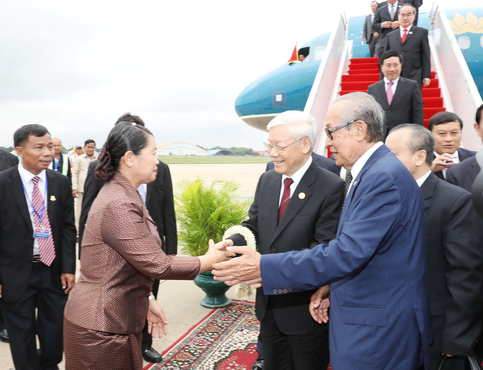 柬埔寨副首相兼王室典礼大臣贡桑沃亲王（Samdech Kong Som Ol）、副首相兼议会与联络监察部大臣梅森安（Men Som On）、越南驻柬埔寨大使石余及两国各阶层人民、组织代表到机场迎接阮富仲一行。越通社记者 智勇 摄