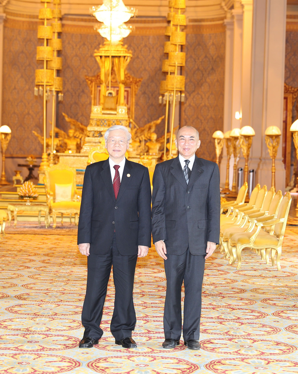 柬埔寨国王诺罗敦·西哈莫尼举行隆重仪式，欢迎阮富仲访柬。越通社记者 智勇 摄