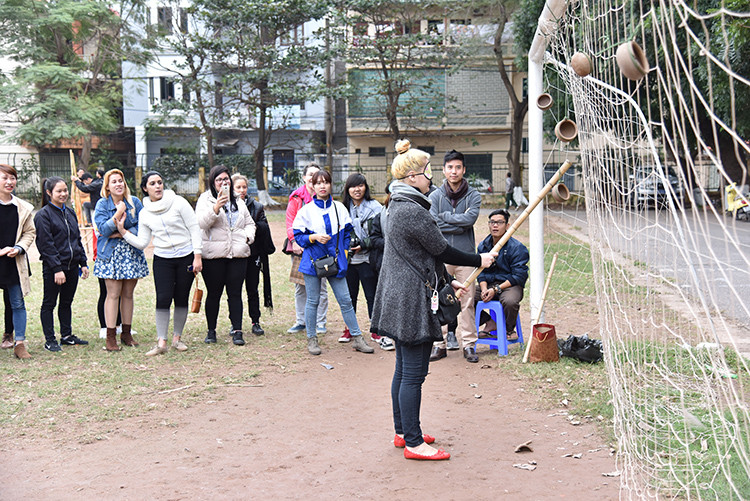 越南民间游戏吸引许多外国大学生的关注。（图片来源：越南《人民报》）