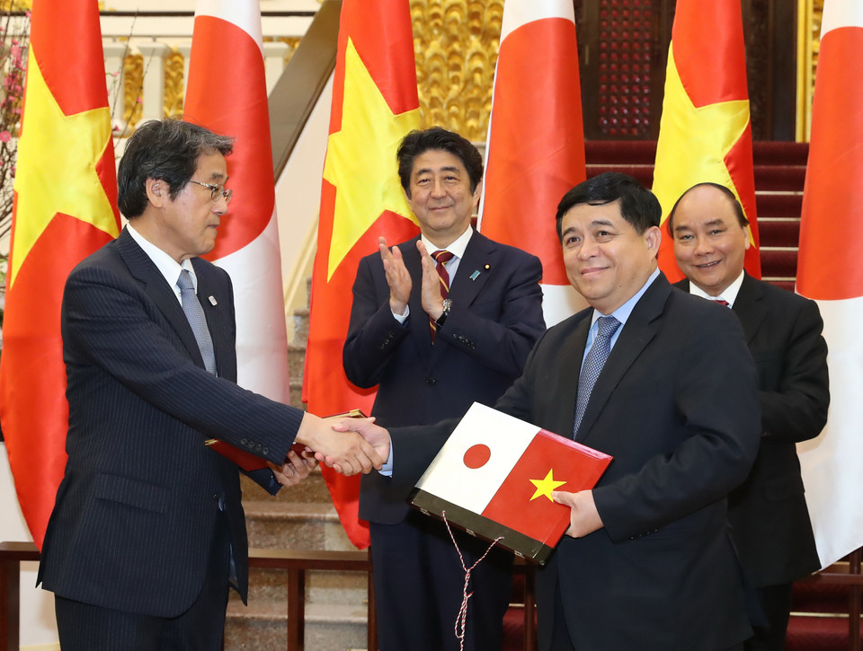 两国领导见证《应对气候变化第7期ODA贷款​换文》签署仪式（图片来源：越通社）