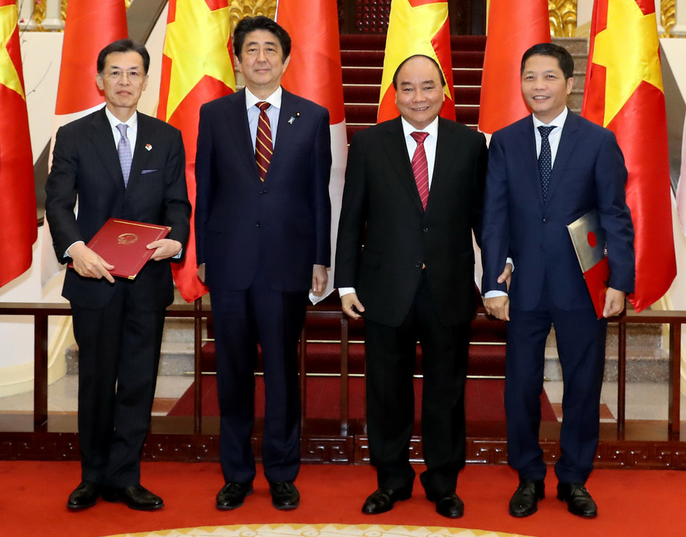 两国领导见证《咏昂2号热电站投资协议》签署仪式（图片来源：越通社）