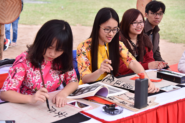 写书法。（图片来源：越南《人民报》）