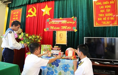 DK1海上高脚屋官兵装扮房子，为喜迎新春做好准备。（图片来源：越南《人民军队报》）