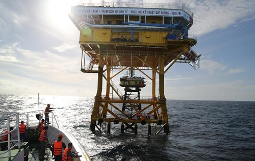 海军2区264号船靠近海上高脚屋。（图片来源：越南《人民军队报》）