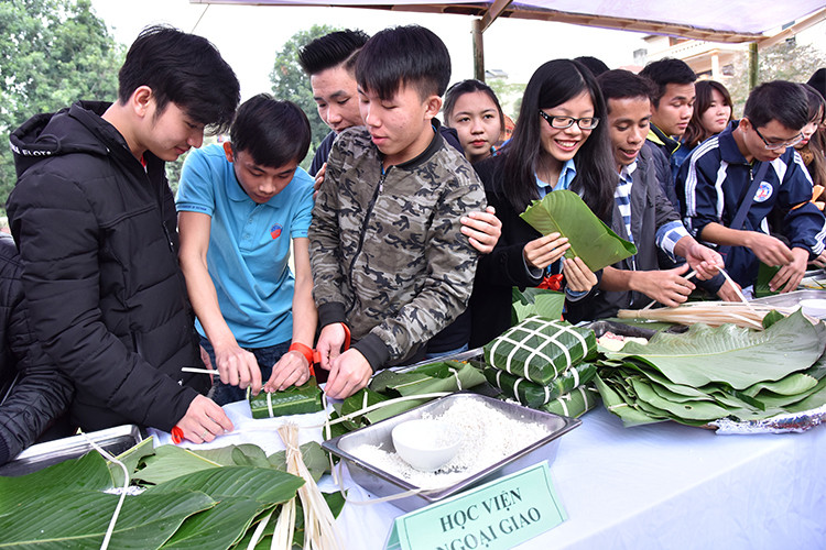 外国大学生通过学习包粽子探索越南文化特色。（图片来源：越南《人民报》）