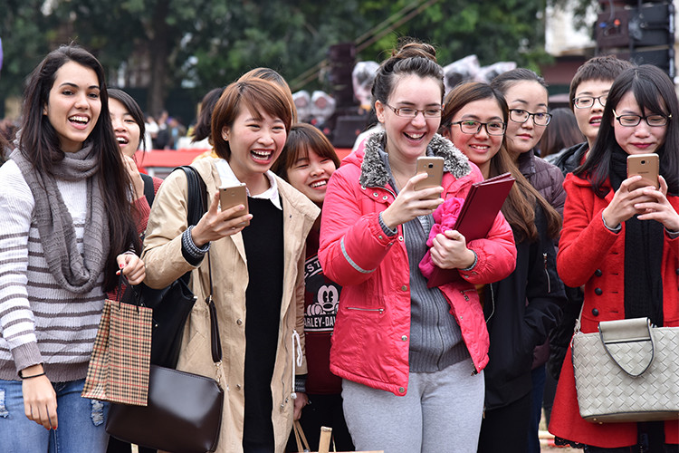 该活动为外国大学生带来欢笑。（图片来源：越南《人民报》）