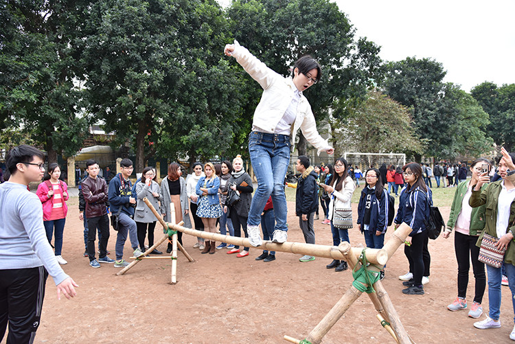 该活动为外国大学生带来欢笑。（图片来源：越南《人民报》）