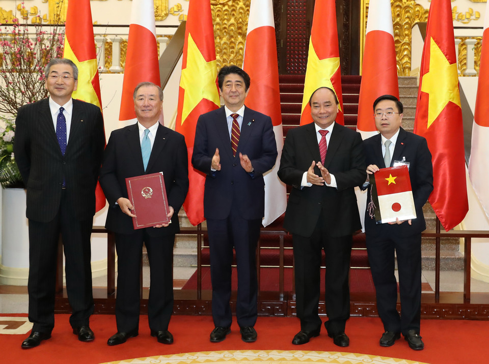 两国领导人见证《越南纺织服装集团与日本伊藤忠商事株式会社的战略伙伴协议》签署仪式（图片来源：越通社）