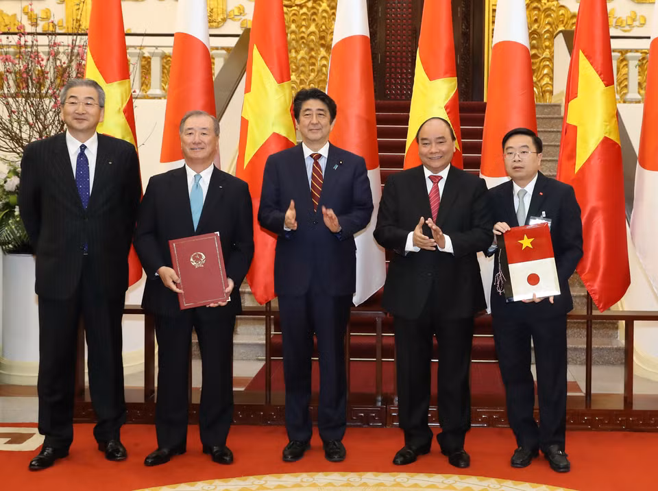 两国领导人见证《越南纺织服装集团与日本伊藤忠商事株式会社的战略伙伴协议》签署仪式（图片来源：越通社）