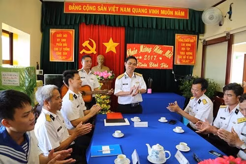 DK1海上高脚屋官兵与工作团举行文艺交流活动。（图片来源：越南《人民军队报》）