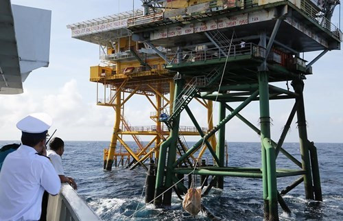 264号船官兵将新春年货吊上高脚屋。（图片来源：越南《人民军队报》）