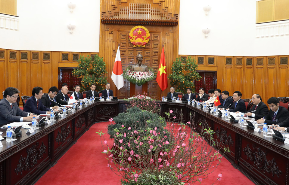 越南政府总理阮春福与日本首相安培晋三举行会谈（图片来源：越通社）​