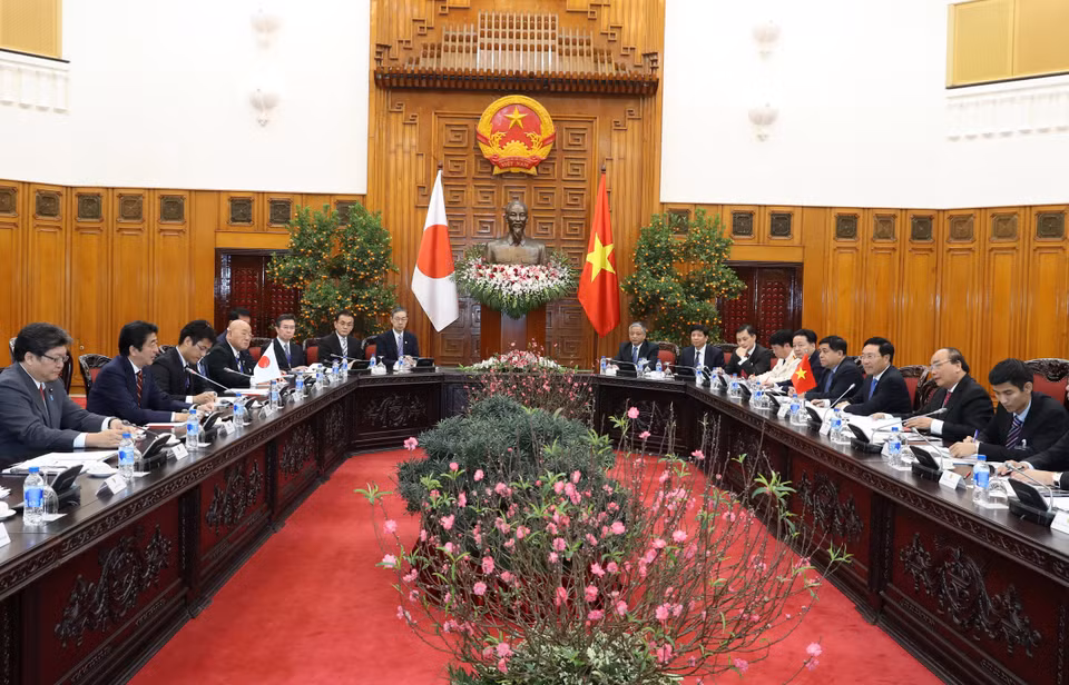 越南政府总理阮春福与日本首相安培晋三举行会谈（图片来源：越通社）​