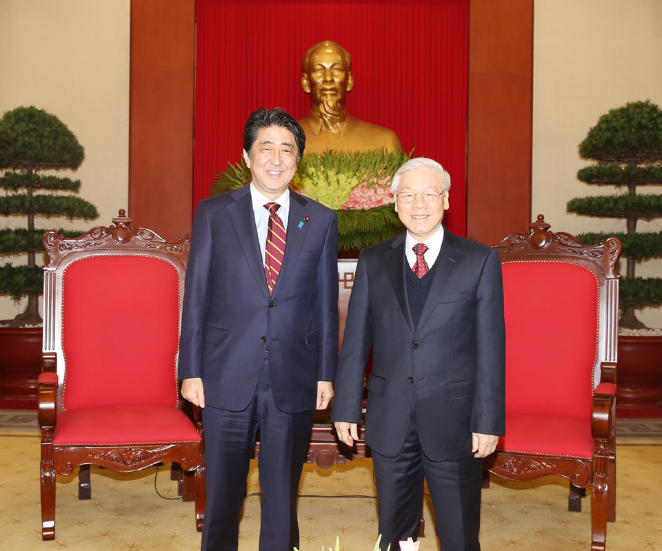越共中央总书记阮富仲在越共中央总部亲切会见了正在访越的日本首相安培晋三（图片来源：越通社）