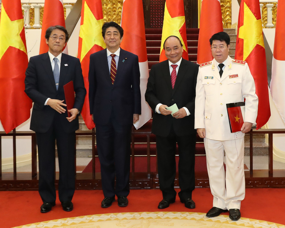 两国领导见证《提供水路交通安全保障设备的经济社会发展项目无偿援助​换文》签署仪式（图片来源：越通社）