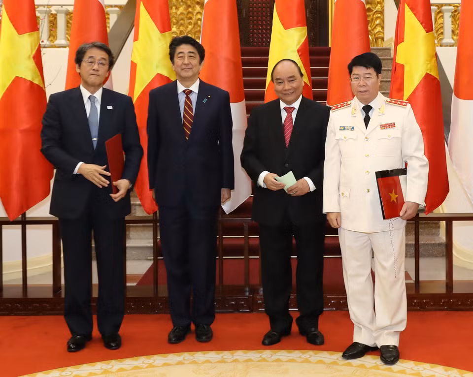 两国领导见证《提供水路交通安全保障设备的经济社会发展项目无偿援助​换文》签署仪式（图片来源：越通社）