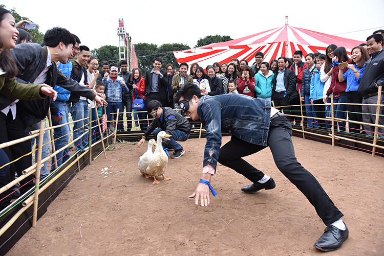 参与越南民间游戏。（图片来源：越南《人民报》）
