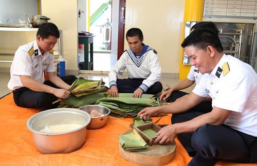 DK1海上高脚屋官兵包粽子迎新春。（图片来源：越南《人民军队报》）