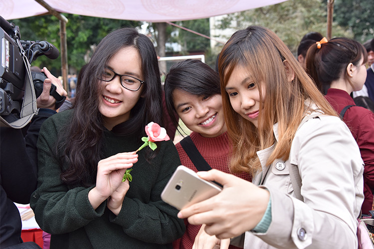 传达“我爱越南”寄语。（图片来源：越南《人民报》）