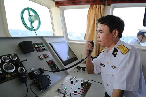 海军2区副政委阮国文大校通过船上通讯系统向DK1海上高脚屋部队致以新春祝福。（图片来源：越南《人民军队报》）