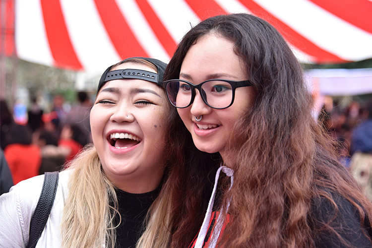 该活动为外国大学生带来欢笑。（图片来源：越南《人民报》）