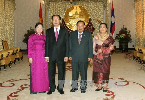  陈大光主席和夫人与老挝人民革命党中央委员会总书记、国家主席本扬 • 沃拉吉和夫人合影。