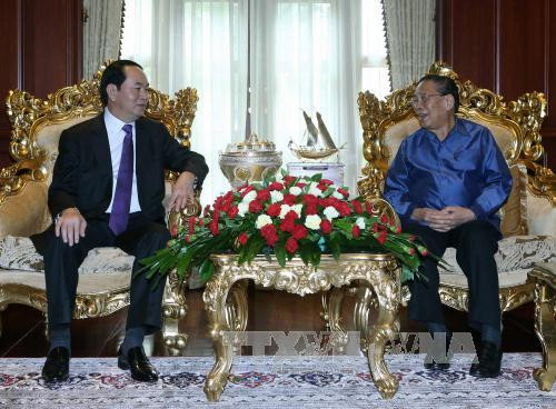  陈大光主席看望前老挝人革党总书记、前国家主席朱马利•赛雅颂。