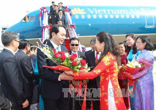  越南驻老挝大使馆干部和人员赴机场迎接陈大光主席一行。