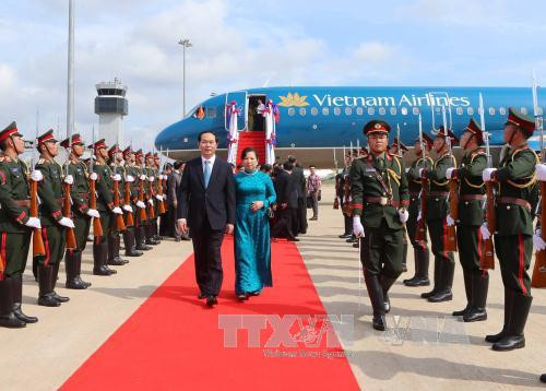  国家主席陈大光和夫人抵达万象瓦岱国际机场。