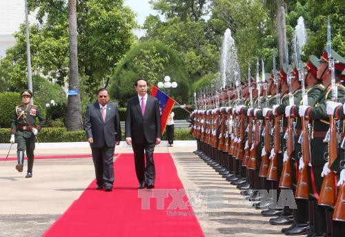  老挝人民革命党中央委员会总书记、国家主席本扬 • 沃拉吉与陈大光主席检阅仪仗队。