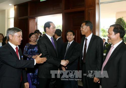  陈大光主席走访越南驻老挝大使馆，并与大使馆干部和人员进行亲切交谈。