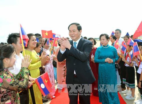  越南驻老挝大使馆干部和人员赴机场迎接陈大光主席一行。